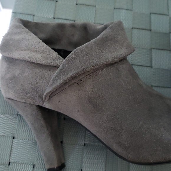 gorgeous Enzo gray suede bootie size 8 1/2 - Picture 6 of 8